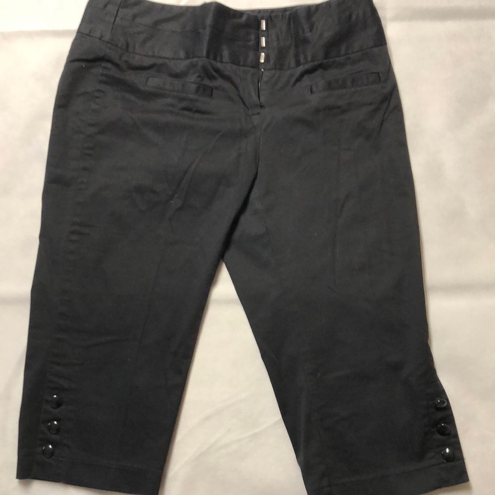 SPEAK 2ME Pants size 5. Black Capris.